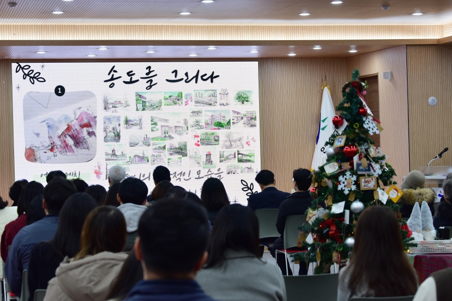 연수구는 지난 9일 연수구 제2청사 대회의실에서 송도노인복지관과 함께 어르신 미술작품 전시회 기념식을 개최했다